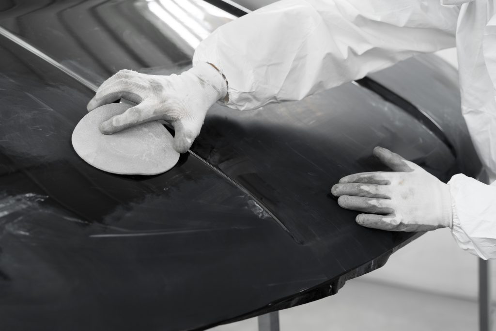 pintor-masculino-traje-materiales-peligrosos-dentro-tienda-automoviles